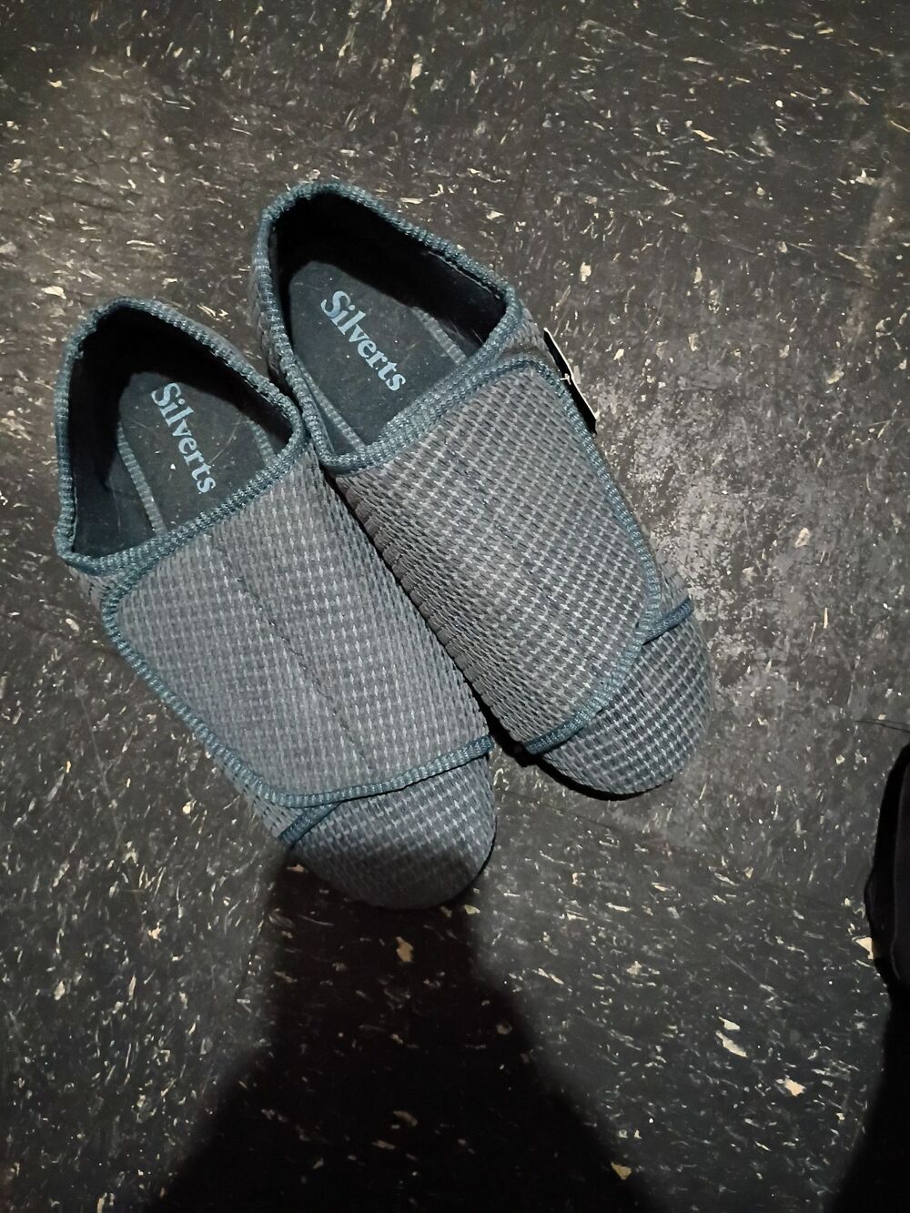 mens size 11 silverts slipper shoes-0555